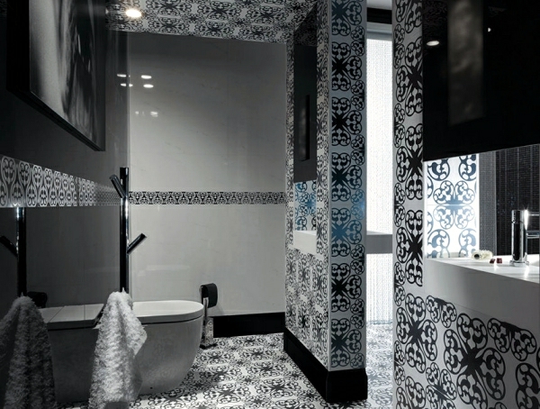 il bagno con piastrelle a mosaico accentua abilmente il design delle pareti con motivi floreali