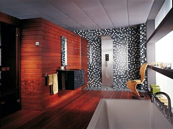 Le tessere di mosaico separano le aree del bagno in base al colore