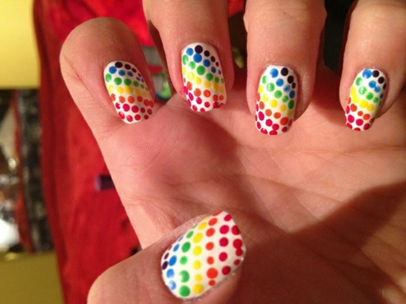 obojene točkice dizajn noktiju proljeće Dizajn noktiju atraktivno obojenih točaka