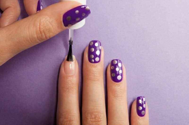 Dizajn noktiju ljubičasti lak za nokte srebrne točkice Nokti u tamno ljubičastim srebrnim točkicama