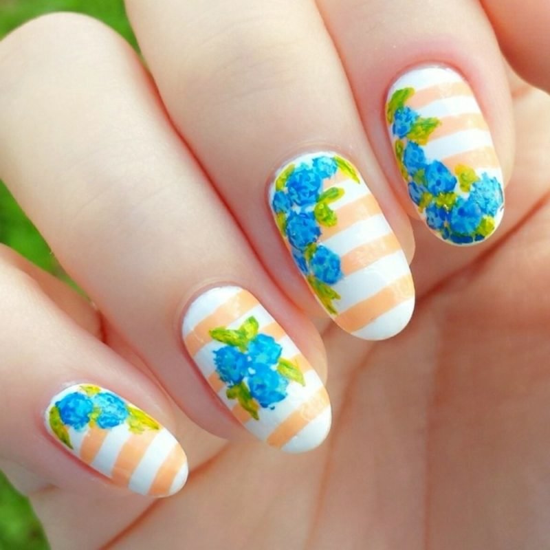 plavo cvijeće i pruge u narančastom dizajnu noktiju Cvijeće i pruge izvorni motivi proljetni dizajn noktiju