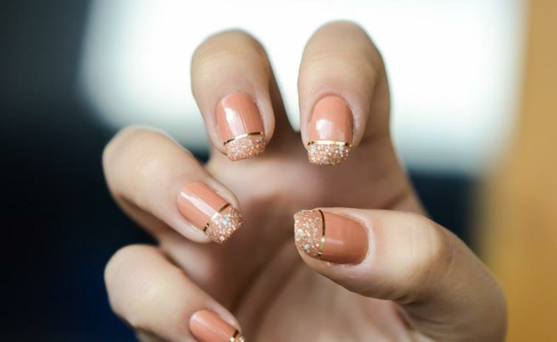 izvorni dizajn noktiju s ukrasnim prugama Lak za nokte boje breskve zlatni ukrasi