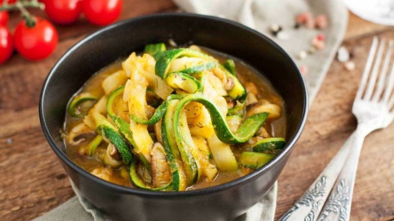 A cukkini spagettit mártással tálaljuk Cukkini tészta finom kalóriaszegény