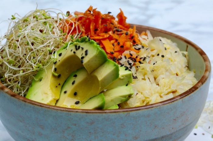 Salata od kiselog kupusa s avokadom salata zdrava dijeta s kiselim kupusom