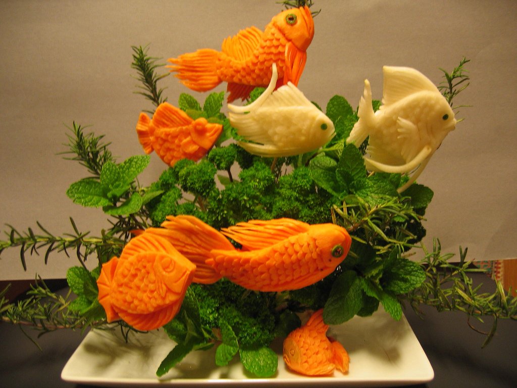 Un véritable aquarium fait d'herbes et de poissons sculptés Un véritable aquarium fait d'herbes et de poissons sculptés