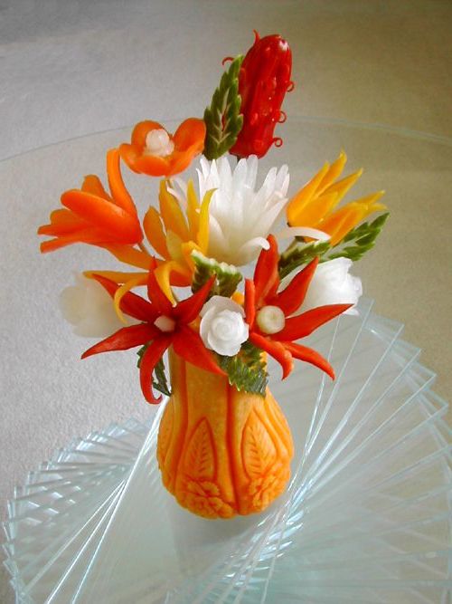 Vase à fleurs citrouille avec fleurs végétales Vase à fleurs citrouille avec fleurs végétales