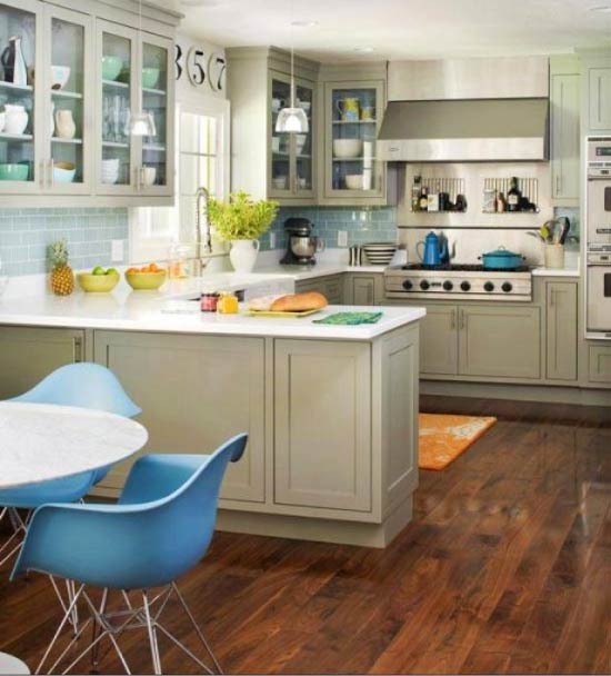 Маслинена кухня със сини акценти