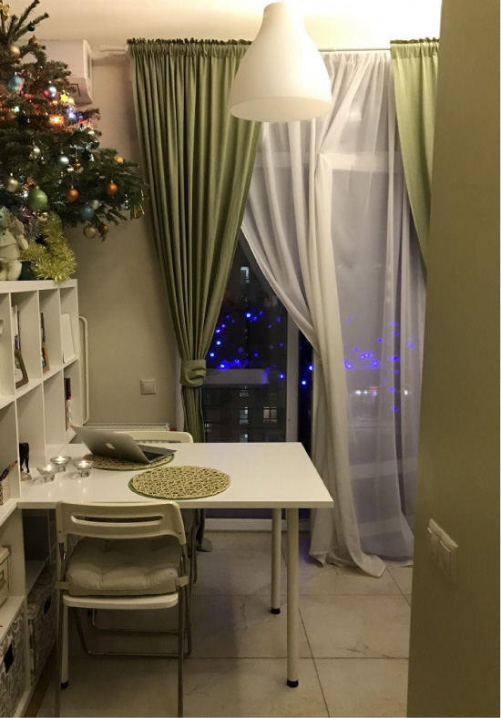 Малка кухня със стени от маслини