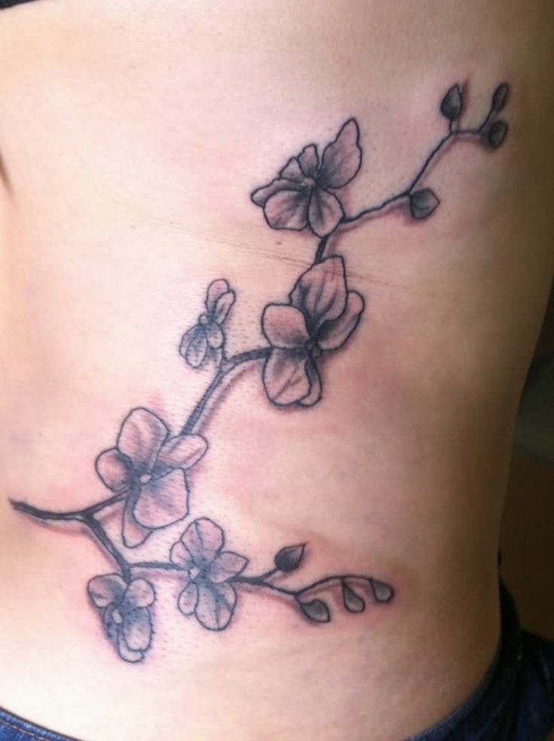 Tetovaža orhideja leđa siva orhideja tetovaža siva tinta