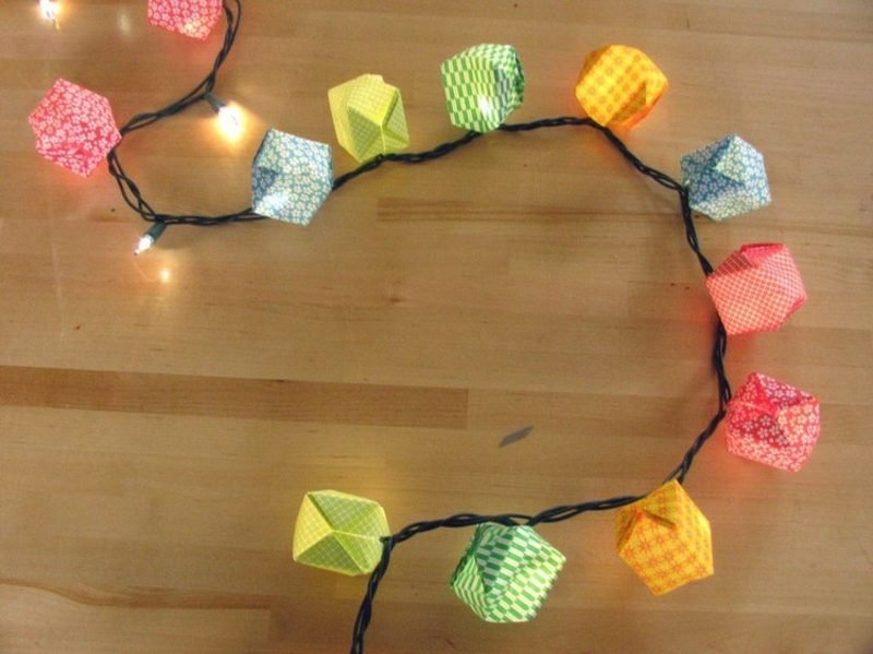 Hajtsa össze az origamit karácsonyra, és fűszerezze a tündérfényeket Origami karácsonyi dobozok színes papírból