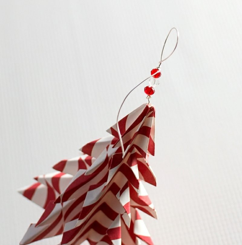 Karácsonyfa piros és fehér színű papírból Origami karácsonyi fenyőfa színes papírból