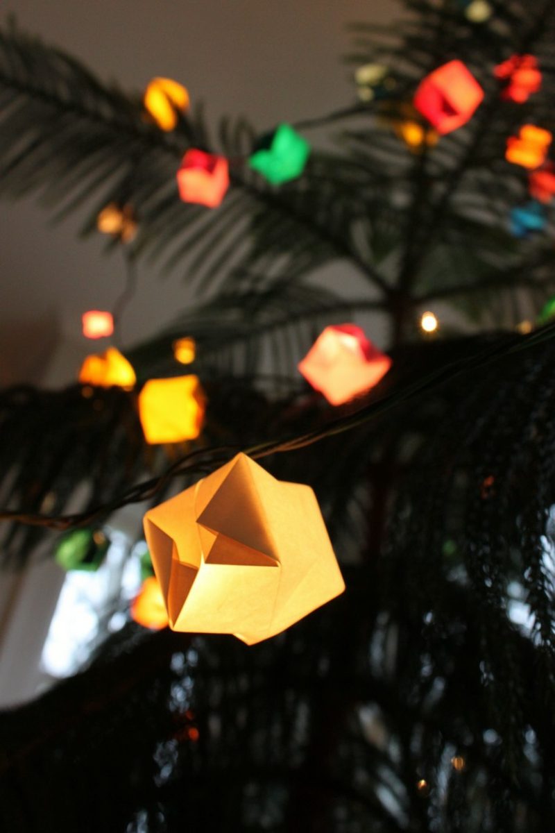 Origami hajtás díszíti a fénysorozatot Origami karácsonyi tündérfények díszítik