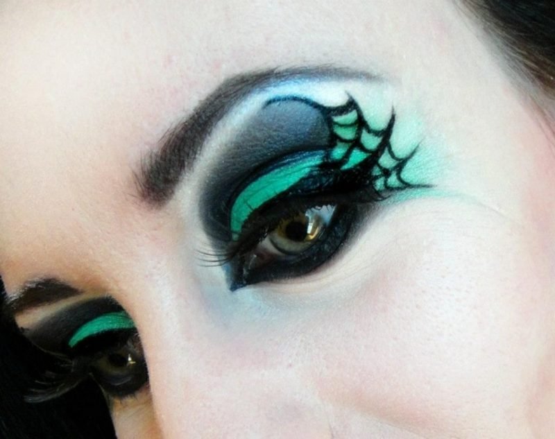 tecnica di trucco originale ombre verdi e nere sotto gli occhi ragnatela Consigli per il trucco di Halloween signore