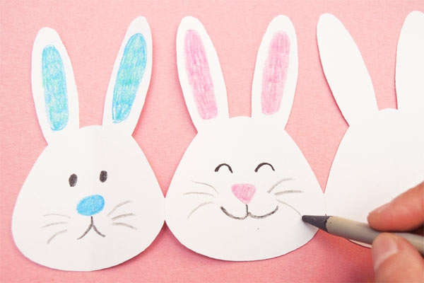 faire des décorations de pâques à partir de papier faire des guirlandes de pâques vous-même des lapins de pâques