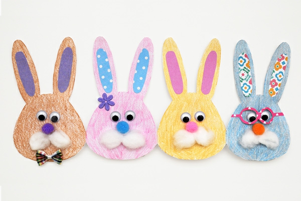 Les décorations de Pâques bricolent avec du papier Les lapins de Pâques font des guirlandes avec des enfants