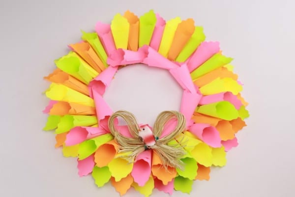 faire des décorations de pâques en papier décorations de pâques colorées faire votre propre couronne de pâques