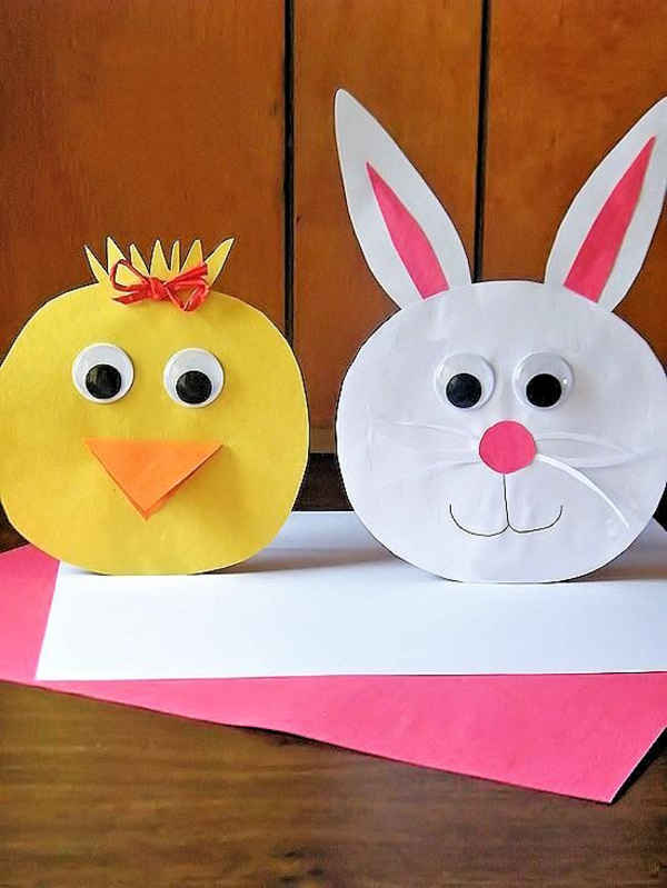 Les décorations de Pâques bricolent avec du lapin en papier et du poulet