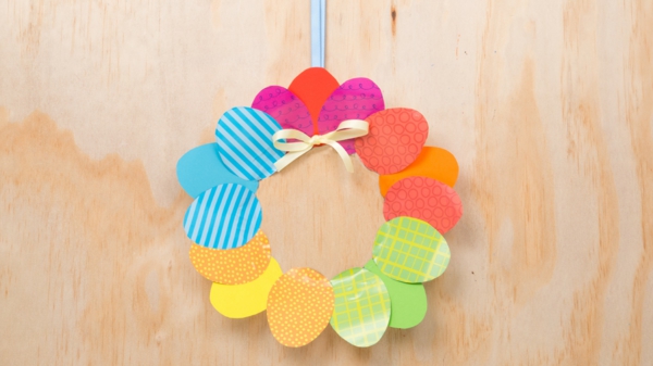faire des décorations de pâques à partir d'oeufs de pâques de couronne de pâques en papier