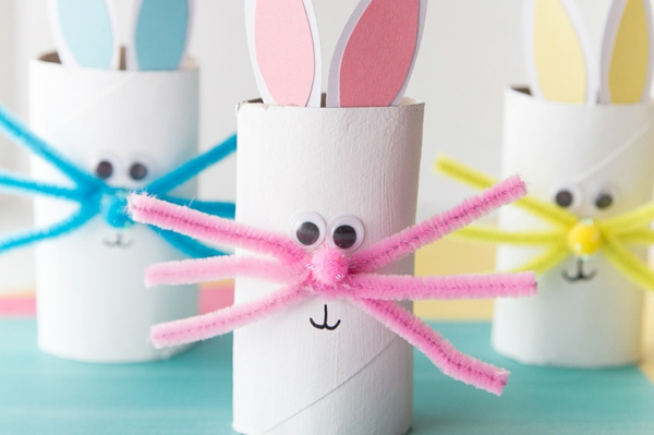 Les décorations de Pâques bricolent avec des cure-pipes colorés de lapin de Pâques en papier