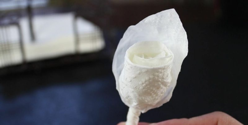 serviettes en papier plier la fleur de la saint-valentin