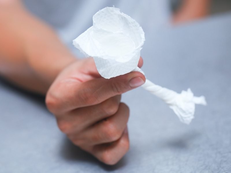 serviettes en papier pli rose