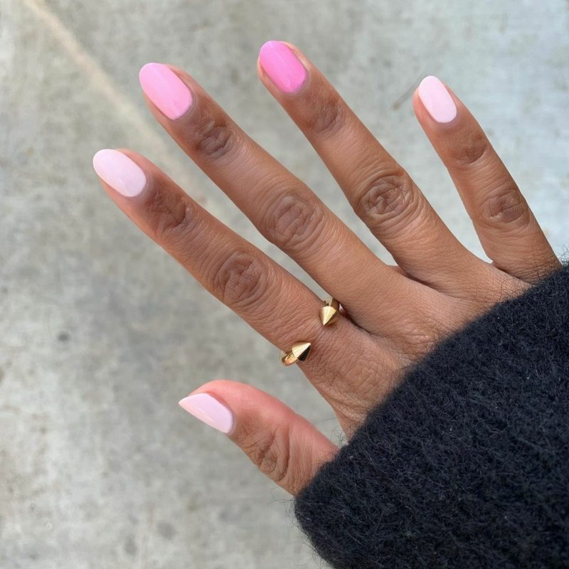 Nail design rosa bianco con sfumatura manicure accattivante in rosa e bianco
