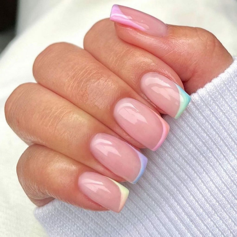 Manicure francese con una differenza Colori pastello a punta Manicure francese con punte e angoli colorati