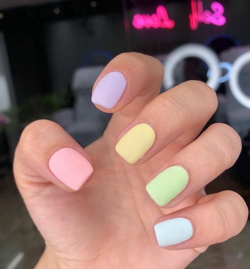Manicure nei colori dell'arcobaleno pastello Unghie pastello colori arcobaleno