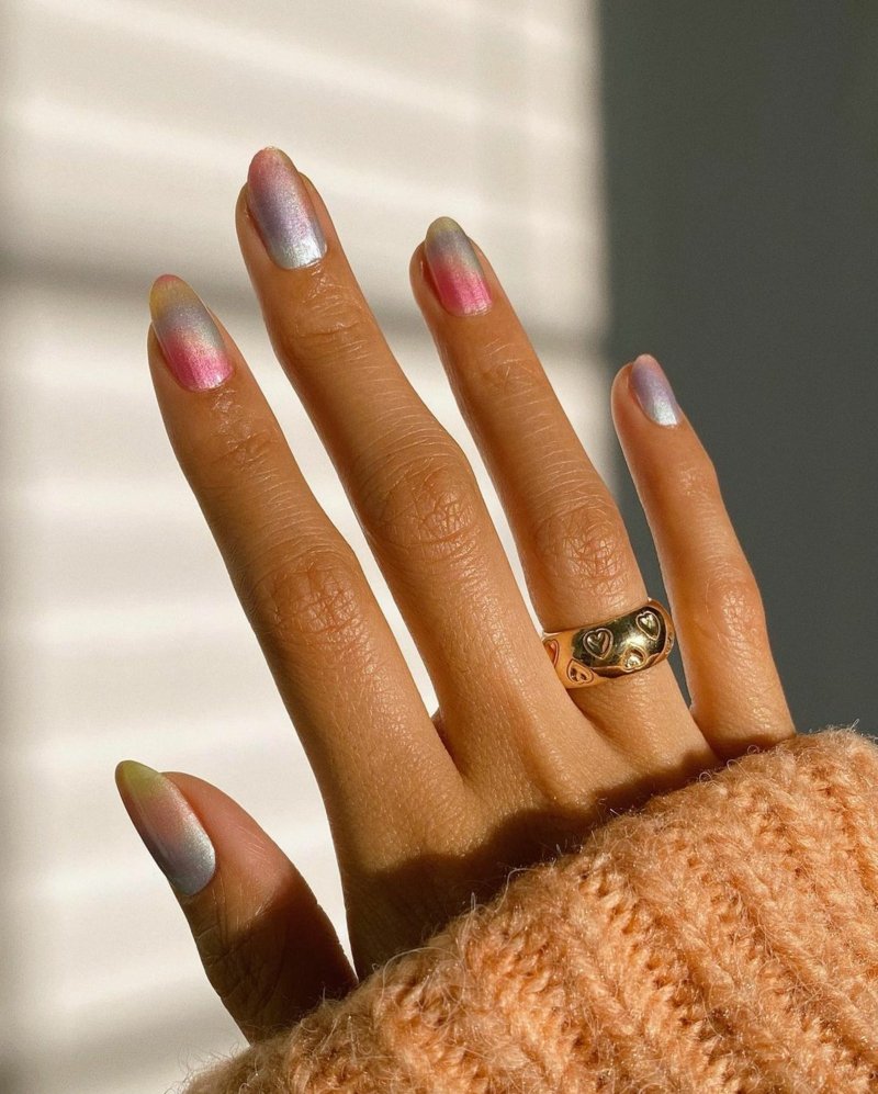 Design delle unghie con colori sfumati dell'arcobaleno Unghie pastello con effetto metallizzato sfumato