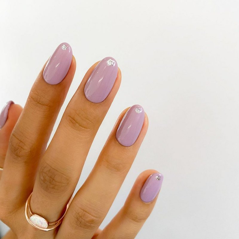 Nail design strass viola pastello Manicure con strass in viola pastello