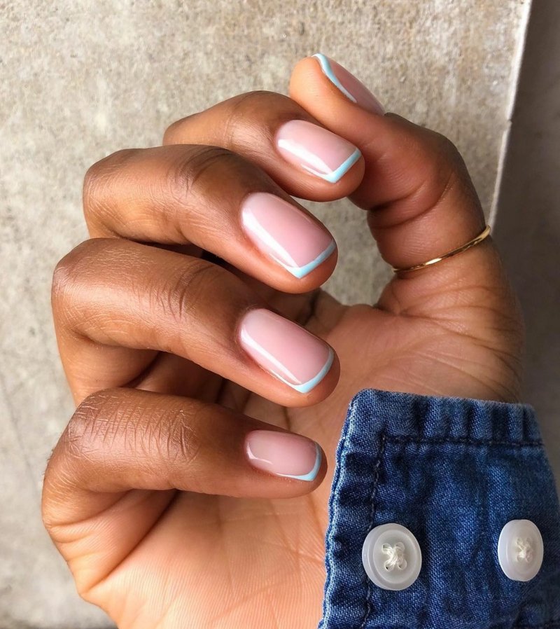 Manicure francese con punte blu pastello Idee moderne per unghie francesi