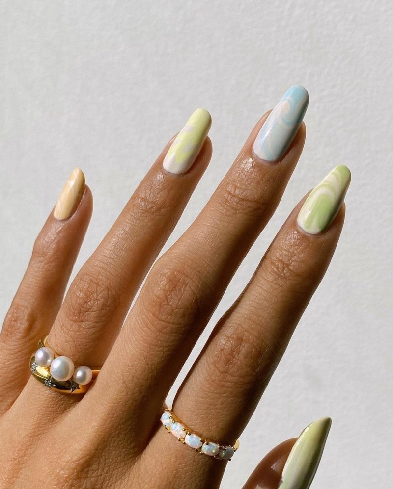 Unghie pastello effetto marmo delicato ed elegante manicure pastello effetto marmo