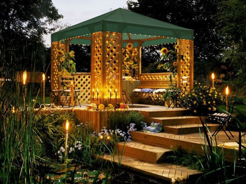 Construisez vous-même un pavillon luxuriant décoré de plantes et de mobilier de jardin Construisez vous-même un pavillon somptueusement