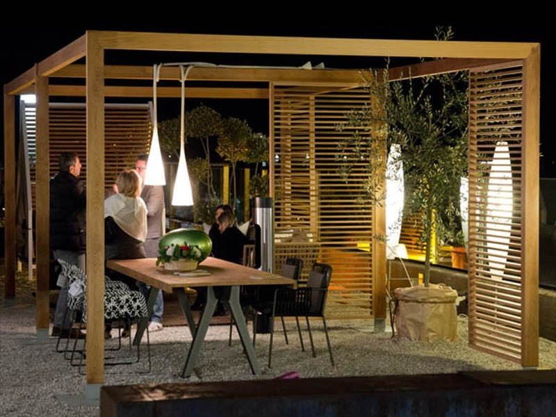 Construire soi-même un pavillon est agréable en soirée entre amis Construire soi-même un pavillon est un plaisir