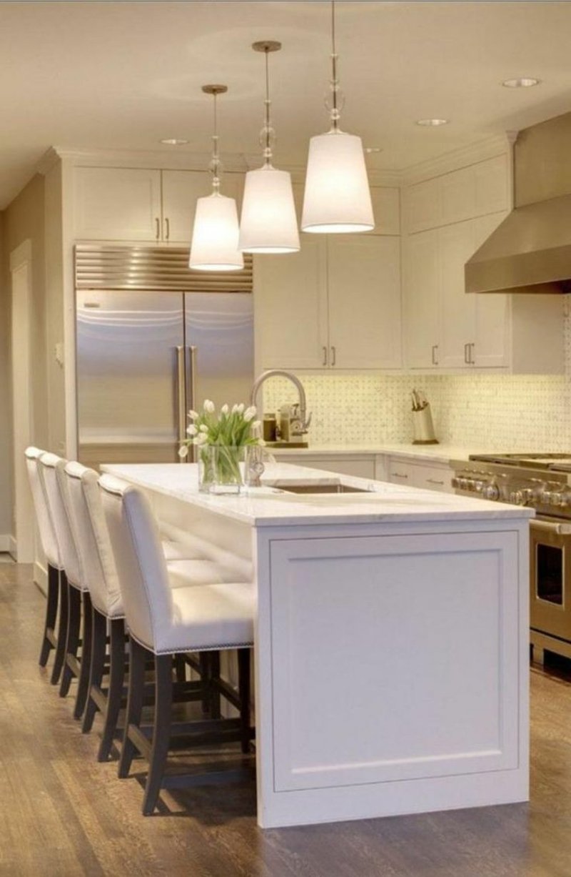 Függő lámpák a konyhabár pultján