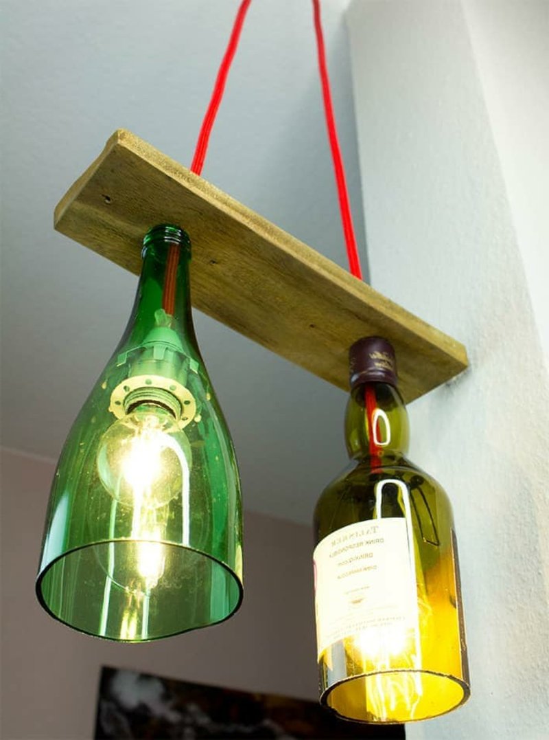 Palackokból készült mennyezeti lámpa