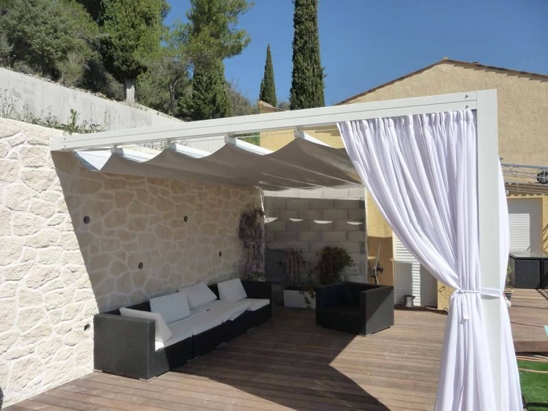 Pergola építő készlet lombkoronával és kényelmes bútorokkal az árnyékban Pergola építő készlet lombkoronával és kényelmes bútorokkal az árnyékban