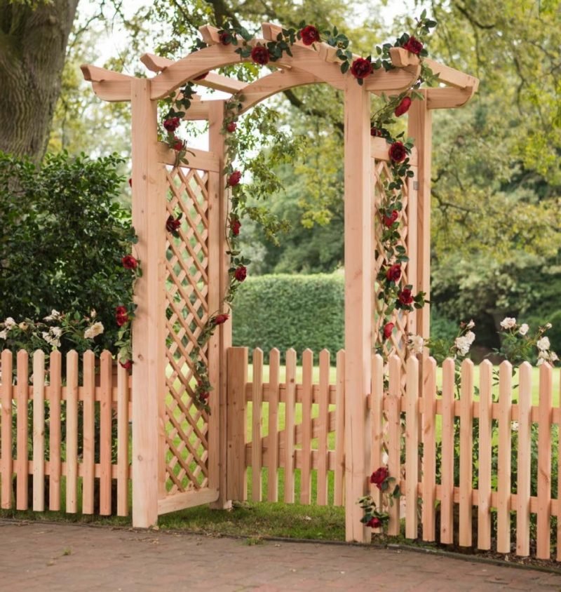 divatos pergola építési szett, mászórózsákkal díszítve, a kert bejáratánál divatos pergola építési szett, mászórózsákkal díszítve, a kert bejáratánál