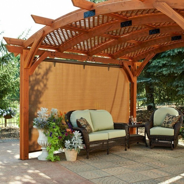 Fából készült Pergola készlet a kert közepén nyáron nagyon kellemes Fából készült Pergola készlet a kert közepén nyáron nagyon kellemes