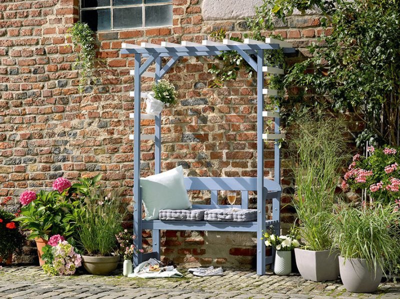 kicsi pergola készlet kékre festve és virágcserepekkel kombinálva kis pergola készlet kékre festve és virágcserepekkel kombinálva