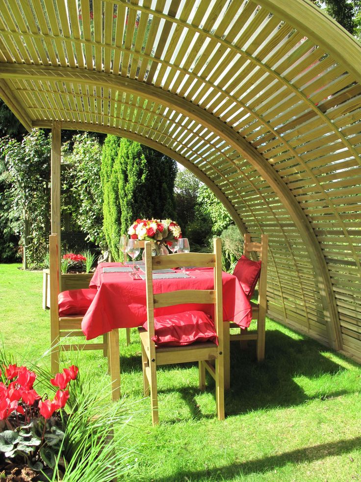 piros ülőhelyek pergolákban