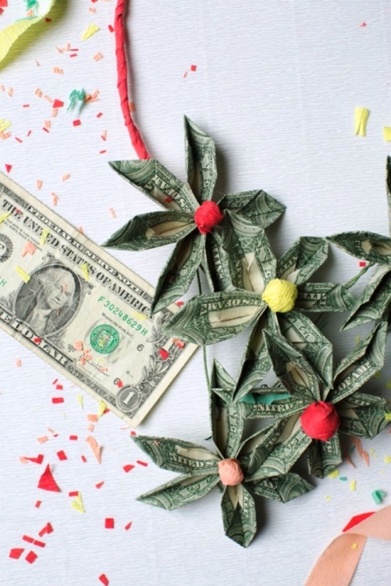 Des cadeaux en argent intelligents et pratiques font un collier avec de l'argent de fleurs