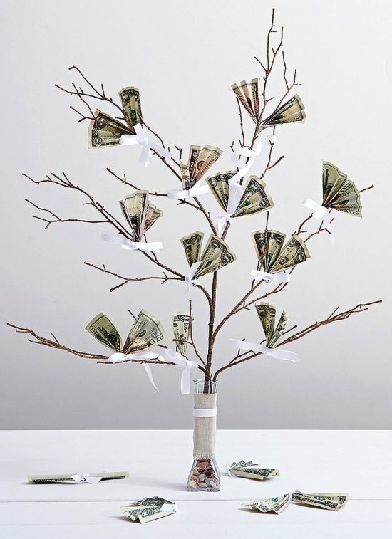 Faire des cadeaux en argent intelligents et pratiques bricoler un arbre à billets avec des brindilles