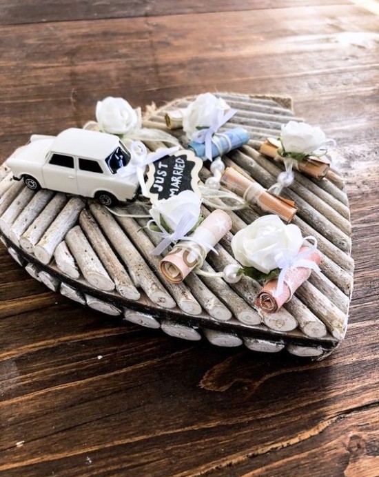 Les personnes nouvellement mariées font des cadeaux intelligents et pratiques d'argent au lieu de canettes