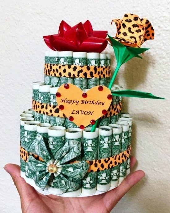 Des cadeaux en argent intelligents et pratiques font de petits gâteaux avec des billets de banque et des fleurs