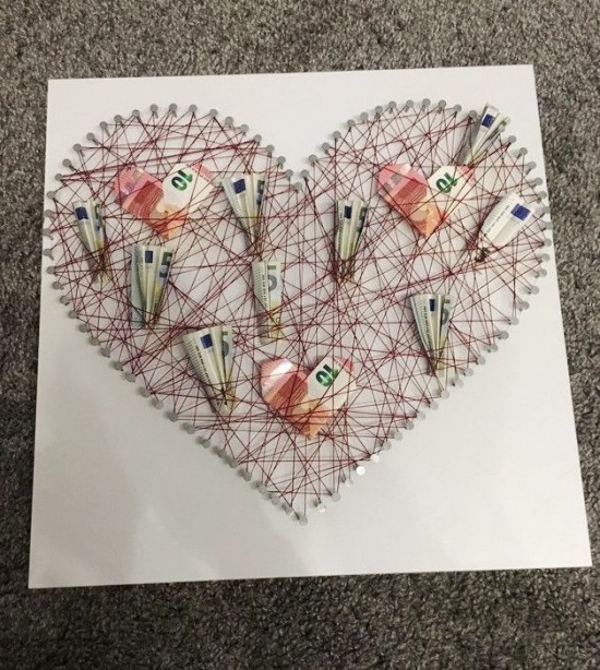 Des cadeaux en argent intelligents et pratiques font une image de fil avec un cœur de billets de banque