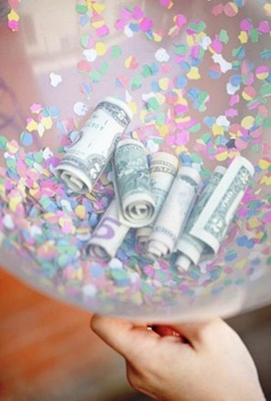 Des cadeaux en argent intelligents et pratiques font des billets de banque dans des ballons avec des confettis