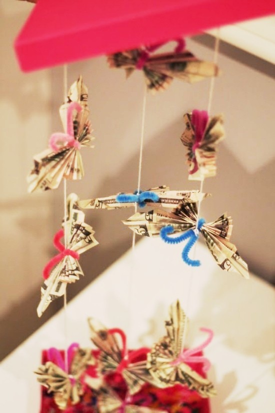 Des cadeaux d'argent intelligents et pratiques font des guirlandes de papillons