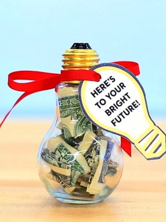 Des cadeaux en argent intelligents et pratiques font des ampoules avec des billets de banque