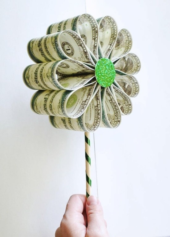 Des cadeaux en argent intelligents et pratiques font de gros tournesols avec de l'argent